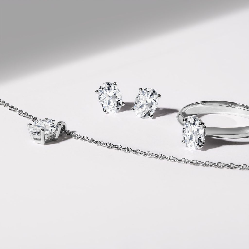 EXQUISITE OVAL DIAMOND RING IN WHITE GOLD - DIAMOND ENGAGEMENT RINGS - ENGAGEMENT RINGS