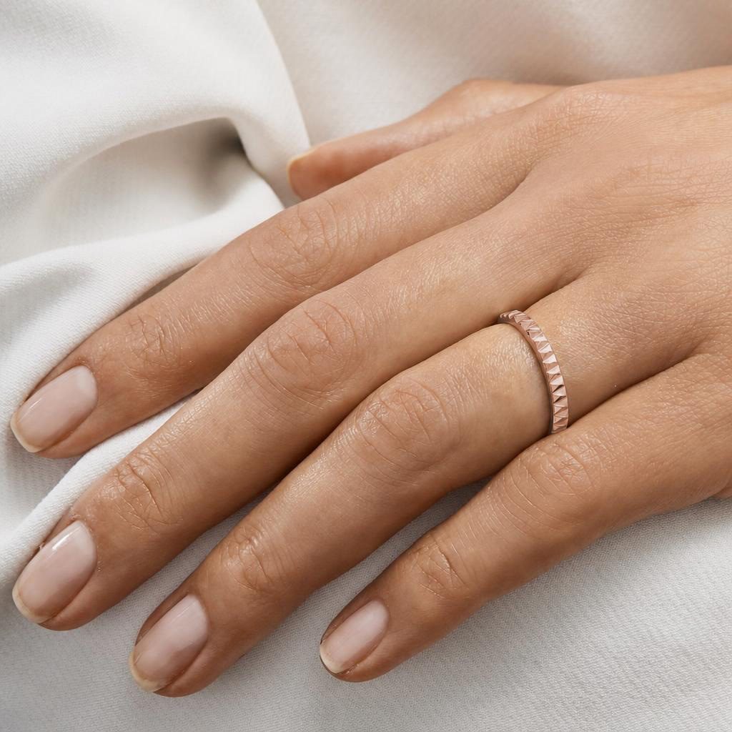 DAMENRING MIT FACETTIERTEM MUSTER AUS ROSÉGOLD - RINGE ROSÉGOLD - RINGE