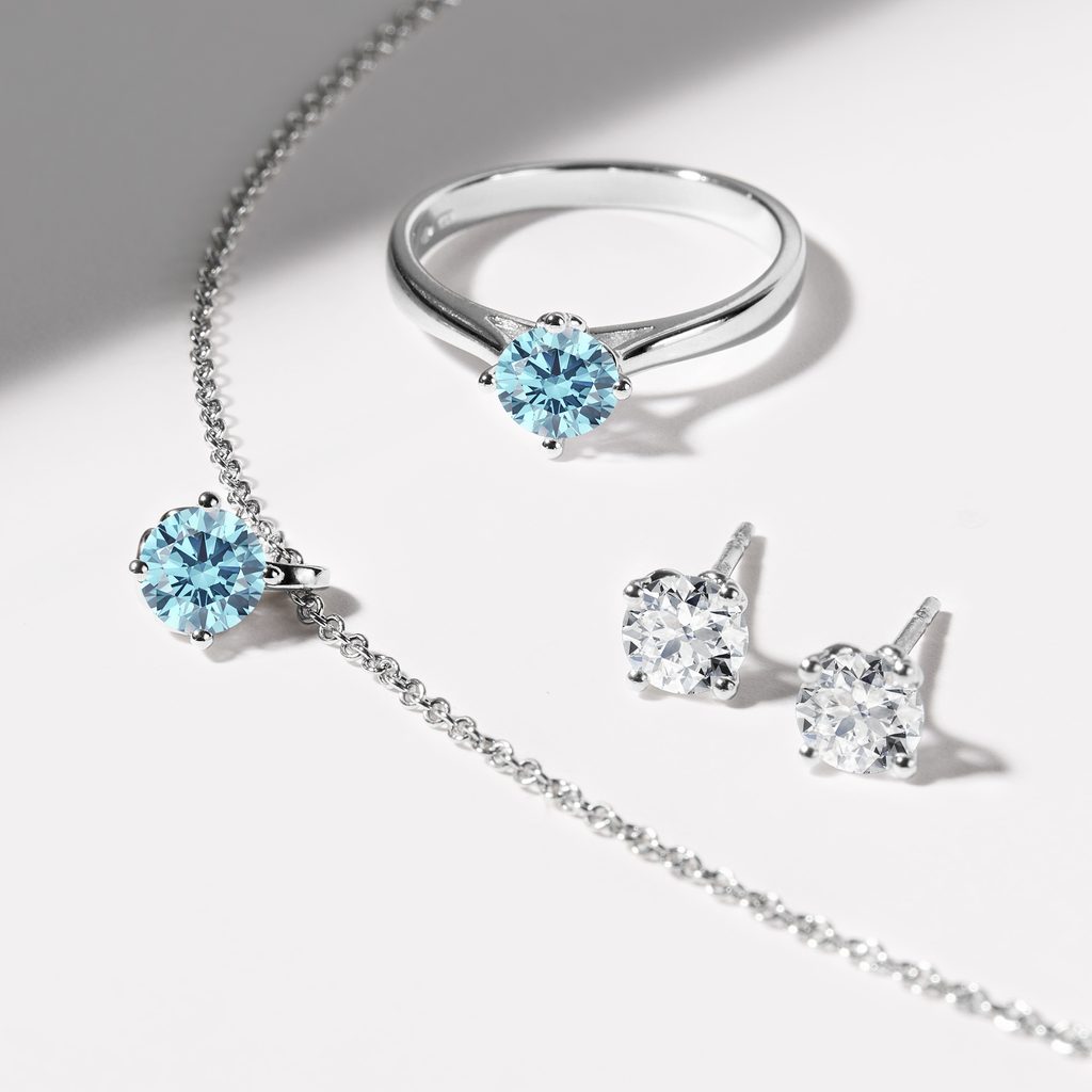 BAGUE DE FIANÇAILLES EN OR BLANC AVEC DIAMANT BLEU - BAGUES AVEC DIAMANTS DE SYNTHÈSE - BAGUES DE FIANÇAILLES