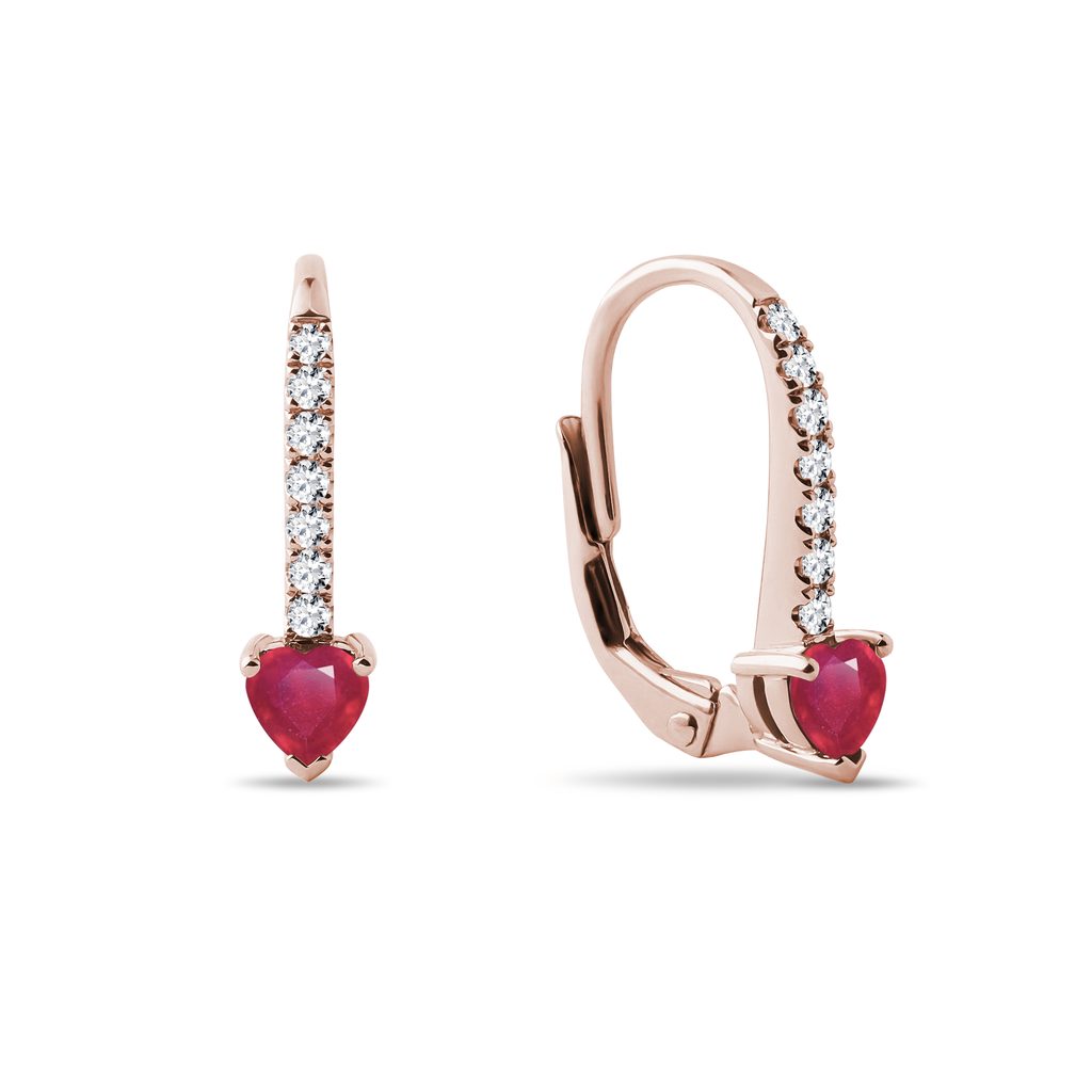 Boucles d'oreilles en or rose, diamants et rubis cœur BOUCLES D'OREILLES EN OR ROSE, DIAMANTS ET RUBIS CŒUR - BOUCLES D'OREILLES EN RUBIS - BOUCLES D'OREILLES