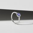 BAGUE DE FIANÇAILLES EN OR BLANC AVEC TANZANITE ET DIAMANTS - BAGUES EN TANZANITE - BAGUES