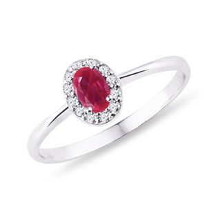 BAGUE AURÉOLE EN OR BLANC AVEC RUBIS OVALE ET DIAMANTS - BAGUES EN RUBIS - BAGUES