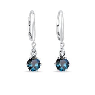 BOUCLES D'OREILLES EN OR BLANC COMPOSÉES DE TOPAZES LONDON BLUE ET DE DIAMANTS - BOUCLES D'OREILLES EN TOPAZE - BOUCLES D'OREILLES