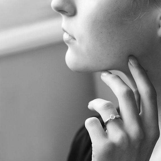 An welcher Hand wird der Verlobungsring getragen?