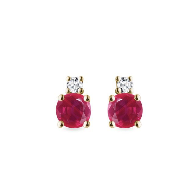 BOUCLES D'OREILLES EN OR JAUNE AVEC RUBIS TAILLE RONDE ET DIAMANTS - BOUCLES D'OREILLES EN RUBIS - BOUCLES D'OREILLES