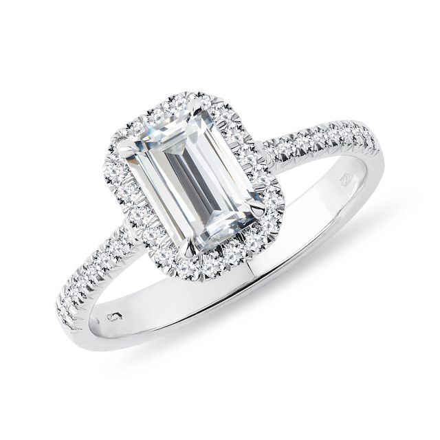 BAGUE DE FIANÇAILLES EN OR BLANC, AVEC DIAMANT TAILLE ÉMERAUDE - BAGUES DE FIANÇAILLES ORNÉES DE DIAMANTS - BAGUES DE FIANÇAILLES