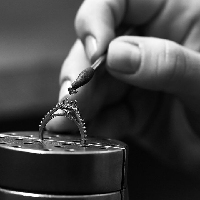 ruční výroba zlatého prstenu s diamantem