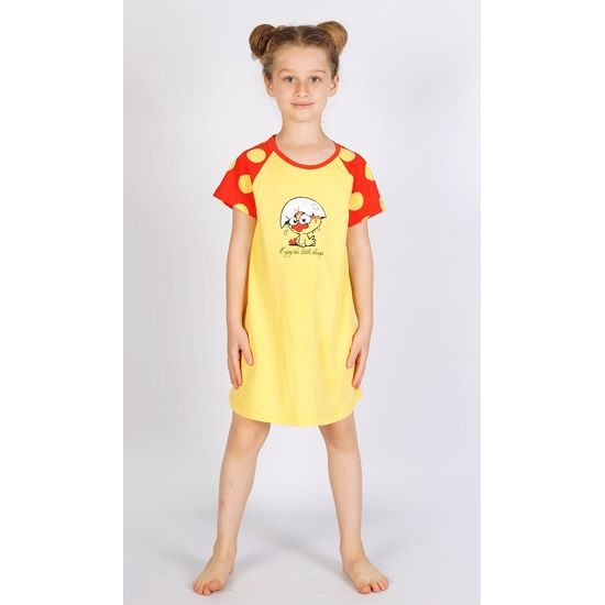 Dětská noční košile s krátkým rukávem Malé kuře - žlutá