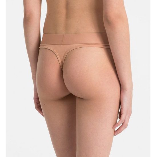 Dámské kalhotky tanga CALVIN KLEIN Tonal Logo QF4942E NUDE