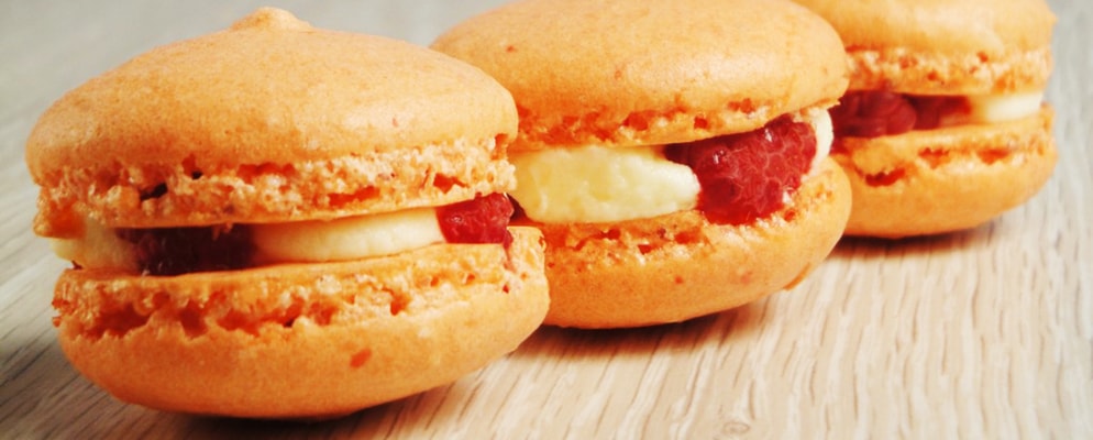 RECEPT: Křupavé makronky s malinami