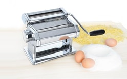 Pasta maker machine