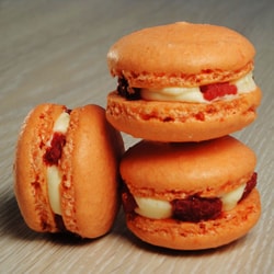 RECEPT: Křupavé makronky s malinami