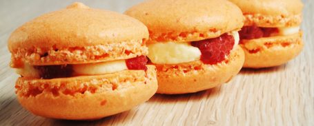 RECEPT: Křupavé makronky s malinami