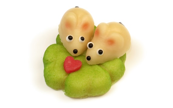 TWO MICE ON A LEAF - MARZIPAN CAKE TOPPER