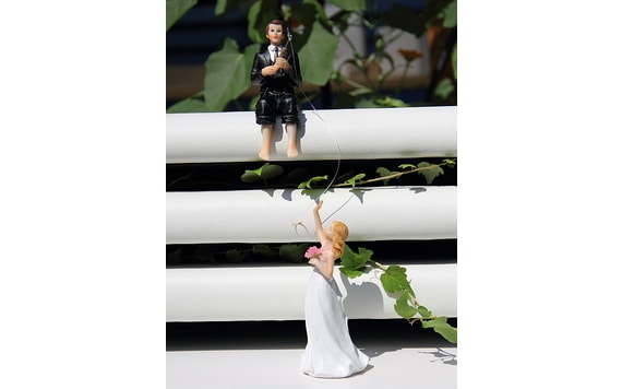 BRIDEGROOM WITH A ROD CATCHING THE BRIDE 3+1 FREE - WEDDING CAKE FIGURINES
