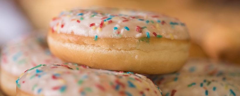 RECEPT: Donuty - koblížky mnoha barev