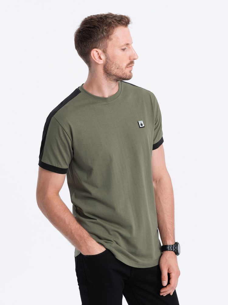 Moderné tričko s krátkym rukávom a nášivkou olivové - muži