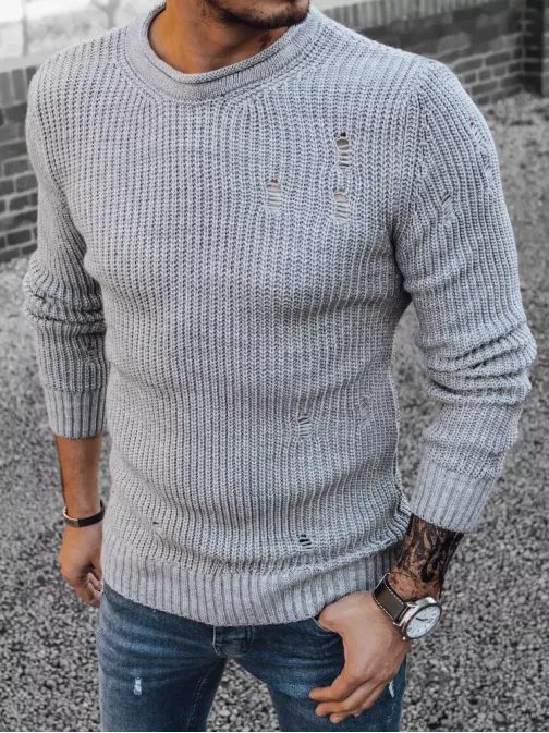 Svetlošedý pletený sveter s módnymi dierami