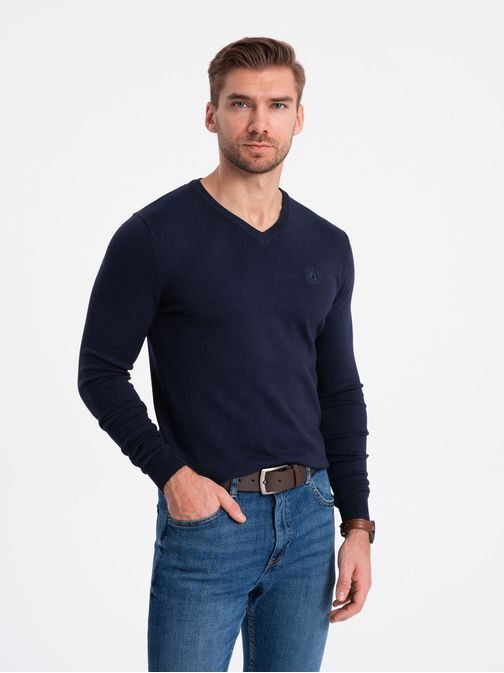 Klasický tmavo modrý sveter s véčkovým výstrihom V22 SWBS-0107