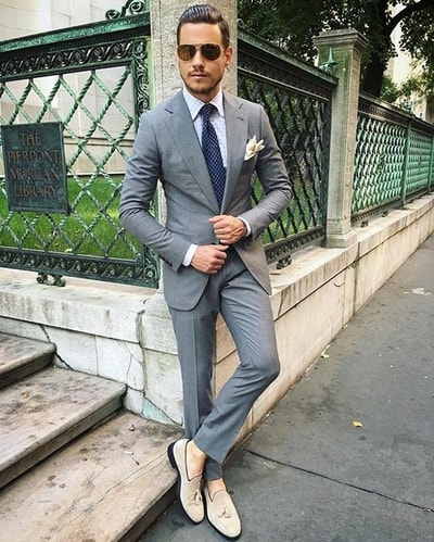stylový šedý oblek