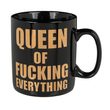 Hrnek s humorným nápisem: "Queen of fucking everything"