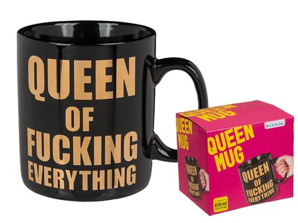 Hrnek s humorným nápisem: "Queen of fucking everything"