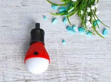 Turistická LED lampa na baterie červená - žárovka