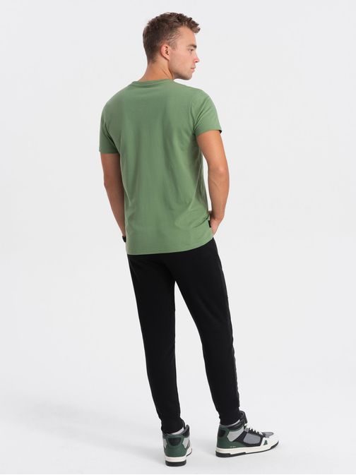 Bavlněné pánské zelené tričko s výstřihem do V V10-TSBS-0145