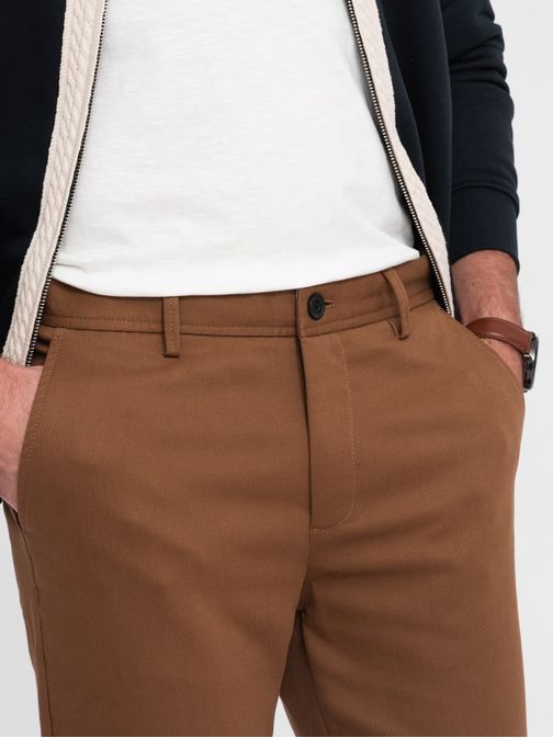Chinos karamelové kalhoty klasického střihu s jemnou texturou V3 PACP-0190