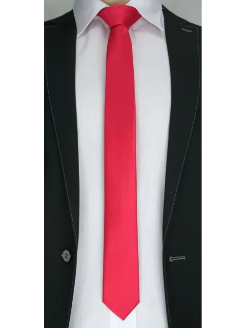 Piros nyakkendő enyhe textúrával