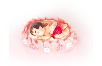 Miminko v růžovém košíku – cukrová dekorace na dort