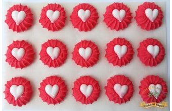 Cukrové dekorace červené pusinky se srdíčky