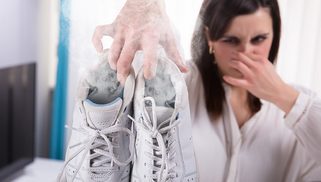 Ako sa zbaviť zápachu z topánok