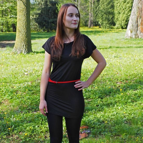 MODELKA MĚŘÍ 164 CM A MÁ NA SOBĚ VELIKOST XS - TRIČKÁ S KRÁTKYM RUKÁVOM - OBLEČENIE