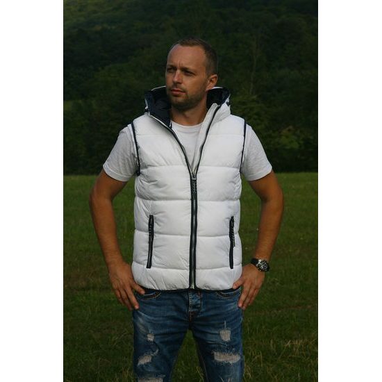 MODEL MĚŘÍ 176 CM A MÁ NA SOBĚ VELIKOST M - OUTDOOROVÉ VESTY - SPORTOVNÍ OBLEČENÍ