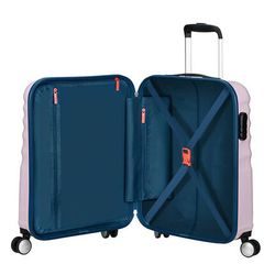 Hlavní úschovný prostor s dolním oddílem s popruhy a horním oddílem s dělící přepážkou na zip. Hlavní úschovný prostor s dolním oddílem s popruhy a horním oddílem s dělící přepážkou na zip.