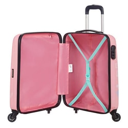 Zavazadlo obsahuje uzamykatelné zipy s logem American Tourister, pevný tříčíselný zapuštěný zámek a hlavní úschovný prostor s dolním oddílem s popruhy a horním oddílem s dělící přepážkou na zip. Zavazadlo obsahuje uzamykatelné zipy s logem American Tourister, pevný tříčíselný zapuštěný zámek a hlavní úschovný prostor s dolním oddílem s popruhy a horním oddílem s dělící přepážkou na zip.