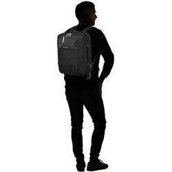 Tašku lze nosit přes rameno i crossbody. Součástí je odnímatelný nastavitelný popruh. V horní kapsičce na zip jsou schované ramenní popruhy a z tašky tak můžete snadno vytvořit pohodlný batoh. Tašku lze nosit přes rameno i crossbody. Součástí je odnímatelný nastavitelný popruh. V horní kapsičce na zip jsou schované ramenní popruhy a z tašky tak můžete snadno vytvořit pohodlný batoh.
