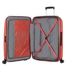 Vnútri je k dispozícii obojstranný baliaci systém s textilnou priečkou na zips, praktickými vreckami na zips a fixačnými popruhmi pre stabilizáciu obsahu kufra. Vnútri je k dispozícii obojstranný baliaci systém s textilnou priečkou na zips, praktickými vreckami na zips a fixačnými popruhmi pre stabilizáciu obsahu kufra.