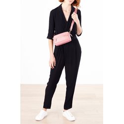 Popruh je odnímatelný a nastavitelný a kabelku můžete využít dvěma způsoby - jako ledvinku nebo crossbody kabelku. Popruh je odnímatelný a nastavitelný a kabelku můžete využít dvěma způsoby - jako ledvinku nebo crossbody kabelku.