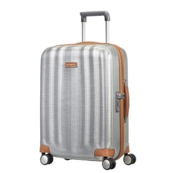 Troler elegant de cabină din colecția Lite-Cube DLX Spinner marca Samsonite. Troler elegant de cabină din colecția Lite-Cube DLX Spinner marca Samsonite.