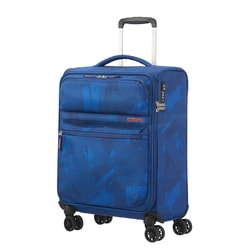 Látkový kabínový kufor s modernou potlačou z kolekcie Matchup od značky American Tourister vhodný pre niekoľkodňový pobyt. Látkový kabínový kufor s modernou potlačou z kolekcie Matchup od značky American Tourister vhodný pre niekoľkodňový pobyt.
