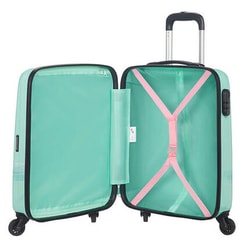 Zavazadlo obsahuje uzamykatelné zipy s logem American Tourister, pevný tříčíselný zapuštěný zámek a hlavní úschovný prostor s dolním oddílem s popruhy a horním oddílem s dělící přepážkou na zip. Zavazadlo obsahuje uzamykatelné zipy s logem American Tourister, pevný tříčíselný zapuštěný zámek a hlavní úschovný prostor s dolním oddílem s popruhy a horním oddílem s dělící přepážkou na zip.