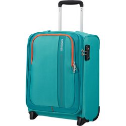 Ľahký palubný kufor na dvoch kolieskach od značky American Tourister z radu Sea Seeker vybavený TSA zámkom.