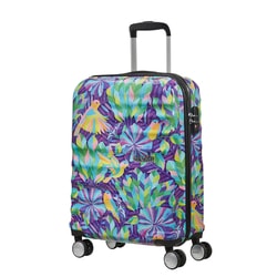 Palubný kufor z limitovanej edície Wavebreaker X Shanti vznikol za spolupráce značky American Tourister a známej umelkyne Shanti Sparrow. Palubný kufor z limitovanej edície Wavebreaker X Shanti vznikol za spolupráce značky American Tourister a známej umelkyne Shanti Sparrow.