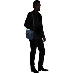 Textilní popruh je nastavitelný pro nošení přes rameno nebo crossbody. Textilní popruh je nastavitelný pro nošení přes rameno nebo crossbody.