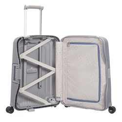 În ceea ce privește spațiul de depozitare, trolerul este echipat cu un compartiment inferior cu bretele pentru fixarea conținutului, un buzunar lateral elastic și un separator cu fermoar în compartimentul superior. În ceea ce privește spațiul de depozitare, trolerul este echipat cu un compartiment inferior cu bretele pentru fixarea conținutului, un buzunar lateral elastic și un separator cu fermoar în compartimentul superior.