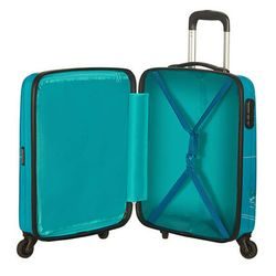 Zavazadlo obsahuje uzamykatelné zipy s logem American Tourister, pevný tříčíselný zapuštěný zámek a hlavní úschovný prostor s dolním oddílem s popruhy a horním oddílem s dělící přepážkou na zip. Zavazadlo obsahuje uzamykatelné zipy s logem American Tourister, pevný tříčíselný zapuštěný zámek a hlavní úschovný prostor s dolním oddílem s popruhy a horním oddílem s dělící přepážkou na zip.