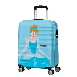 Neodolatelný skořepinový kufr na čtyřech kolečkách vhodný na palubu letadla od značky American Tourister s motivem ikonických princezen z vašich nejoblíbenějších pohádek. Neodolatelný skořepinový kufr na čtyřech kolečkách vhodný na palubu letadla od značky American Tourister s motivem ikonických princezen z vašich nejoblíbenějších pohádek.