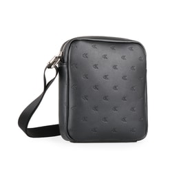 Geanta de umar pentru barbati, cu o dimensiune compacta mica, de la brandul popular Calvin Klein, este un plus excelent la tinuta casual sau sport. Geanta de umar pentru barbati, cu o dimensiune compacta mica, de la brandul popular Calvin Klein, este un plus excelent la tinuta casual sau sport.